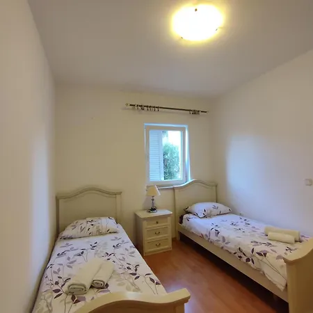 Apartman S Vrtom U Blizini Centra Апартаменты