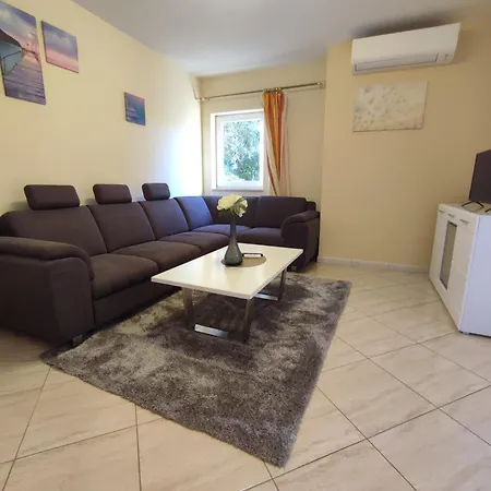 Apartman S Vrtom U Blizini Centra Апартаменты *