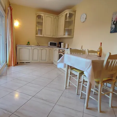 Апартаменты Apartman S Vrtom U Blizini Centra