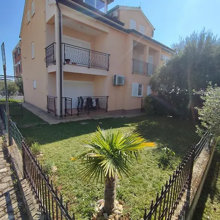 Apartman S Vrtom U Blizini Centra Апартаменты