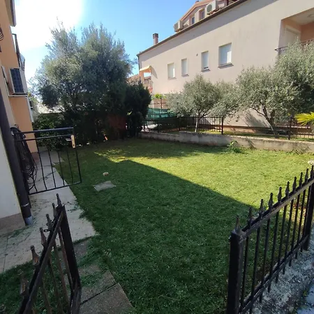 Apartman S Vrtom U Blizini Centra Апартаменты *